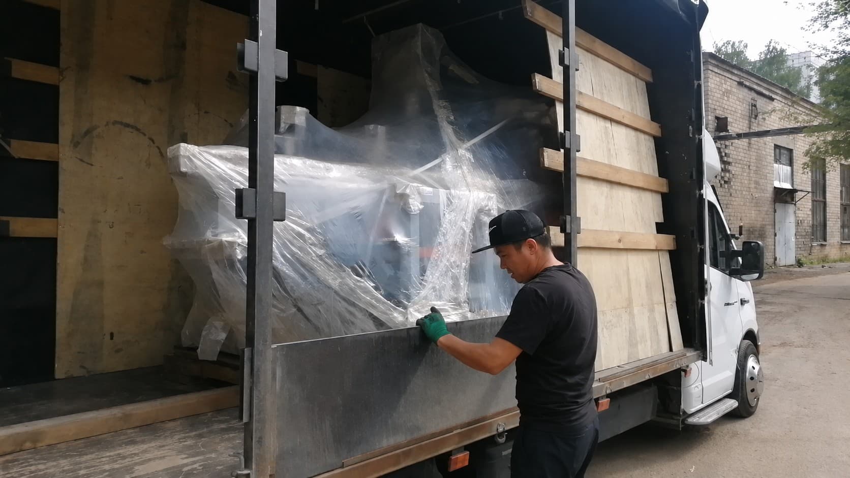 Погрузка упакованной ЛИГА-8П в кузов ГАЗели для отправки клиенту